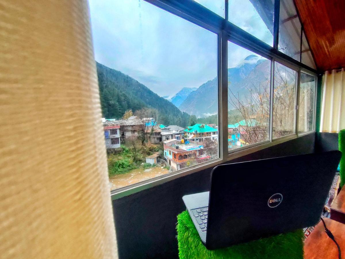 I Love Kasol Hostel & Rooftop Cafe Exteriör bild