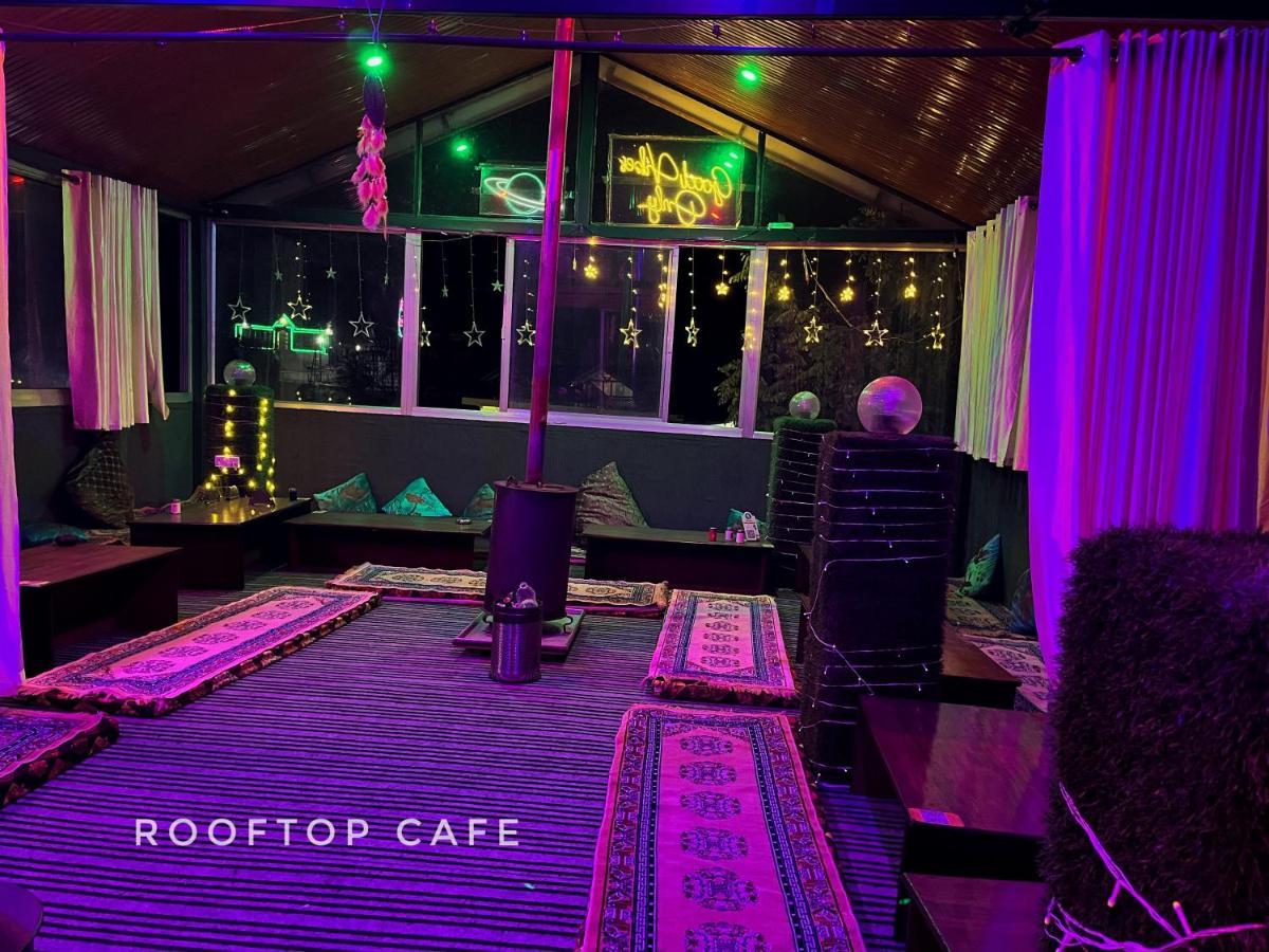 I Love Kasol Hostel & Rooftop Cafe Exteriör bild